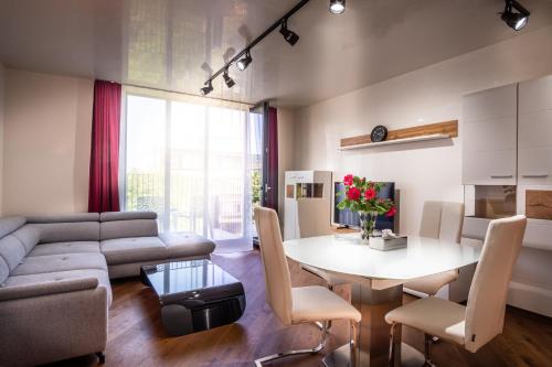 un salon avec un canapé et une table dans l'établissement Luxury apartment in building K55 with free garage, à Varna