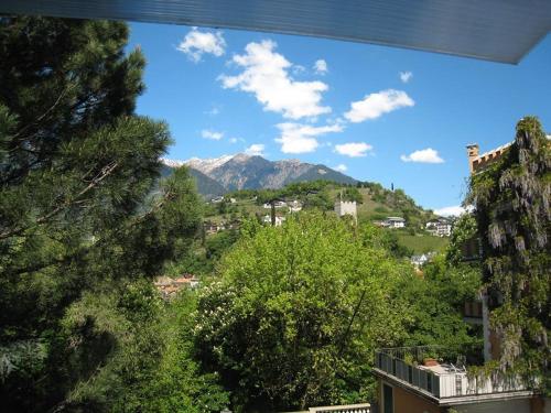 メラーノにあるResidence Hubertusのバルコニーから山の景色を望めます。