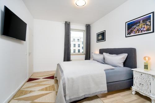 En eller flere senger på et rom på Stylish 1BR in downtown Berlin Mitte Spittelmarkt