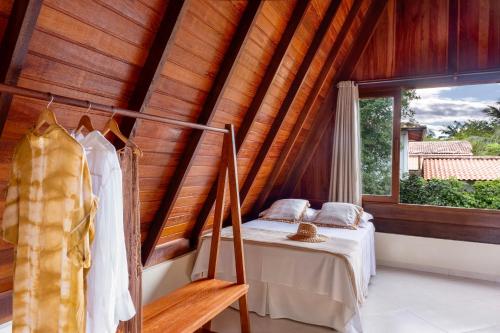 um quarto com uma cama e uma janela em Aldeia dos Corais - Taipu de Fora em Barra Grande