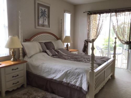 um quarto com uma cama grande e uma estrutura em madeira em Villa Merlin em Davenport