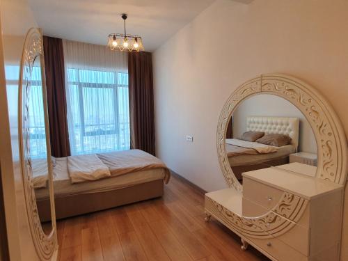 una stanza con uno specchio e due letti di MALL OF ISTANBUL RESIDENCE a Mahmutbey