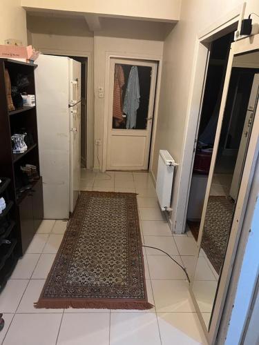 een kamer met een deur met een tapijt en een spiegel bij Coolest Appartement 2+1 Furnished in Istanbul