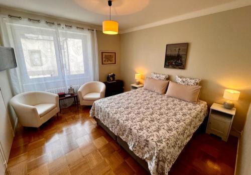 1 dormitorio con 1 cama, 1 silla y 1 ventana en Un B&B à Loktudi en Loctudy