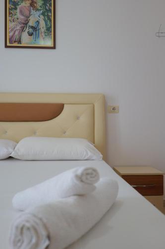 Una cama o camas en una habitación de Vila Genci