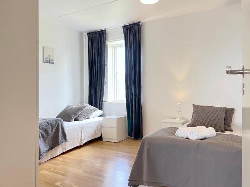 En eller flere senge i et værelse på 3 Bedroom Apartment At Margretheholmsvej With Balcony Near The Opera House And The City Center