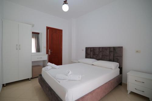 Una cama o camas en una habitación de Vila Genci