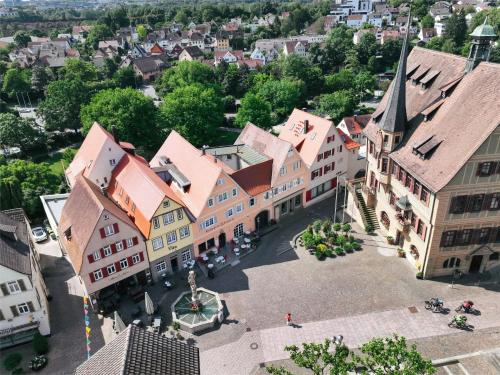 une vue aérienne sur une ville avec des bâtiments dans l'établissement Hotel Schiller, à Bietigheim-Bissingen