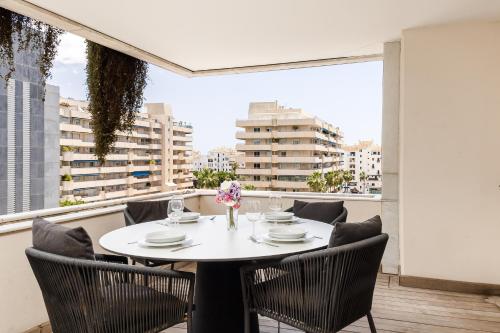 MARBELLA HOME RENTALS - Edificio Tembo, Puerto Banus, 2BR, parking & pool