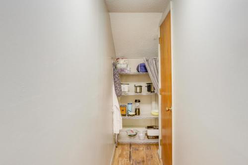 Habitación pequeña con pared blanca y estante. en Cozy Norwalk Apt Near Cedar Point and Kalahari!, en Norwalk