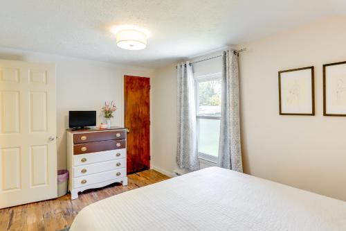 Katil atau katil-katil dalam bilik di Cozy Norwalk Apt Near Cedar Point and Kalahari!