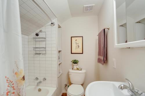 Bilik mandi di Cozy Norwalk Apt Near Cedar Point and Kalahari!