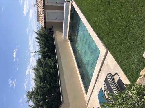 an overhead view of a swimming pool in a house at La maison Adriel - Villa récente avec jardin et piscine in Saumane-de-Vaucluse