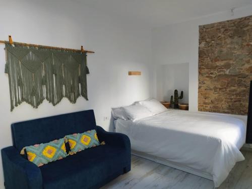タリファにあるNuevo Sobradoのベッドルーム(ベッド1台、青いソファ付)