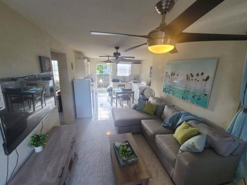 ein Wohnzimmer mit einem Sofa und einem Tisch in der Unterkunft Private Apartment Close to Beach & Nightlife in Christchurch