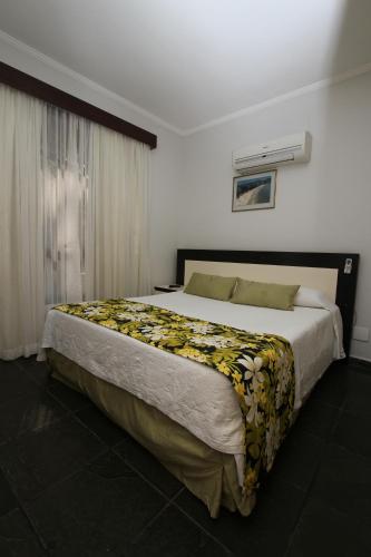 a bedroom with a large bed in a room at Flat Itararé Tower Beach in São Vicente