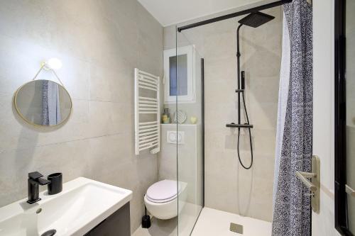 une salle de bain avec une douche, des toilettes et un lavabo dans l'établissement Maison Bianchi - Jaures Old Town, à Nice