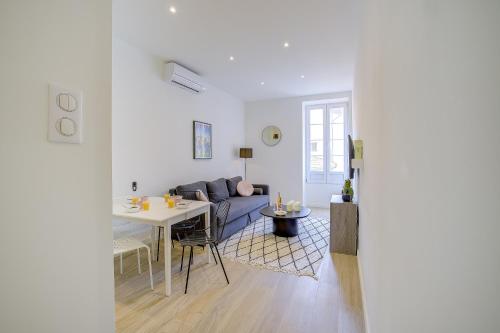 un salon avec un canapé bleu et une table dans l'établissement Maison Bianchi - Jaures Old Town, à Nice