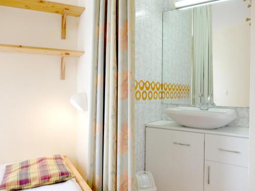 a bathroom with a sink and a mirror at Proche commerces et pistes · Appartement lumineux avec balcon · 2 pièces pour 6 personnes - FR-1-502-503 in Tignes