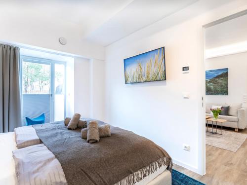 ein Schlafzimmer mit einem großen Bett und ein Wohnzimmer in der Unterkunft FeWo Prora - Sundream in Binz