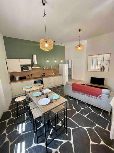 un salon avec un canapé et une table dans l'établissement Béziers - Appartement 3 chambres Parking privee -WIFI -Clim, à Béziers