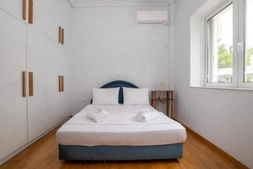 1 dormitorio con 1 cama con 2 toallas en Junita's house, en Atenas