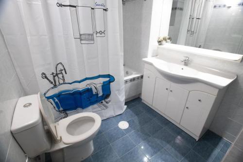 La salle de bains est pourvue de toilettes, d'un lavabo et d'une baignoire. dans l'établissement Junita's house, à Athènes