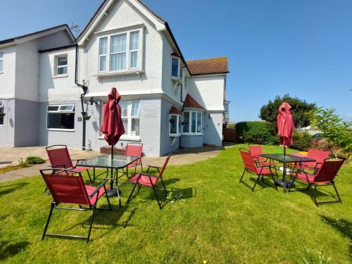 a group of chairs and tables in a yard at Westbrook Lodge Guest House in Margate