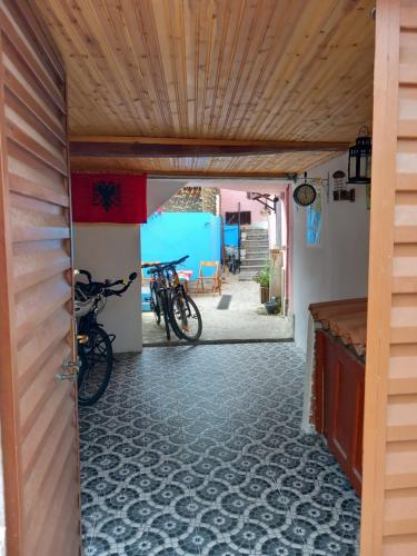 una puerta a una casa con dos bicicletas estacionadas en Rooms for Rent, en Shkodër