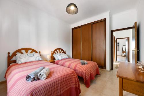 um quarto com 2 camas, uma secretária e um espelho. em Mar e Campo em Barão de São João