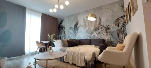 sala de estar con sofá y mural en la pared en Stunning 1BR Retreat in North District en Bucarest
