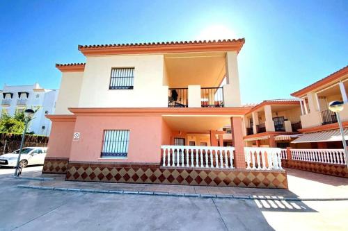 een groot huis met een balkon aan een straat bij Apartamento Camaleón in Chipiona