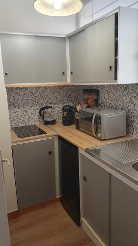 La cuisine est équipée d'un comptoir, d'un grille-pain et d'un four micro-ondes. dans l'établissement Bandol and Beach pour 2 à 3 personnes, à Bandol