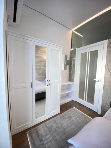 Ένα ή περισσότερα κρεβάτια σε δωμάτιο στο RentNow New Lux Business Apartment in the Center