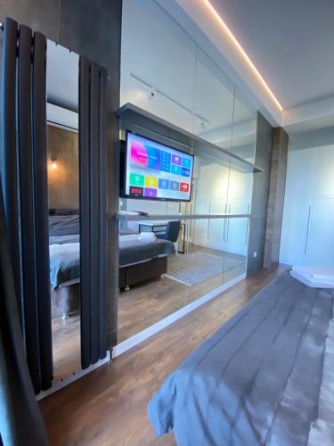 Ένα ή περισσότερα κρεβάτια σε δωμάτιο στο RentNow New Lux Business Apartment in the Center
