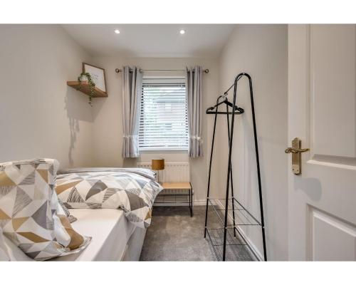 Giường trong phòng chung tại Central Belfast Apartments Windsor