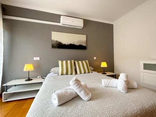 Un dormitorio con una cama con toallas blancas. en Cantinho na Vicentina, en Rogil