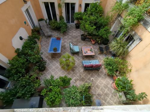 Κήπος έξω από το Chambre d'Hôtes La Grenade Bleue