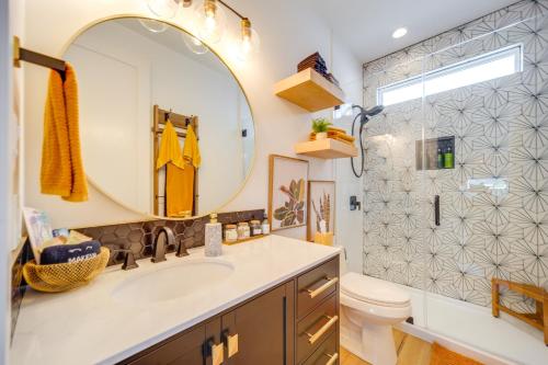 uma casa de banho com um lavatório e um espelho em Family-Friendly Canyon Lake Rental with Hot Tub! em Canyon Lake