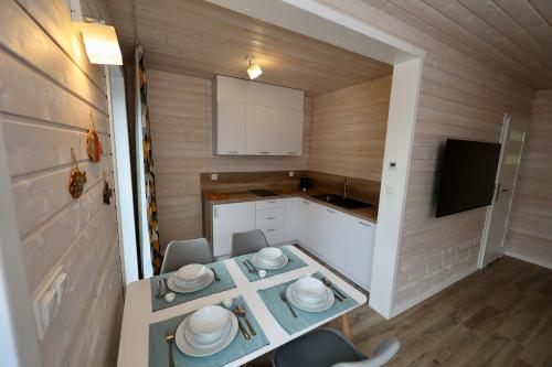 een kleine keuken met een tafel in een tiny house bij Solano Apartments in Stepnica