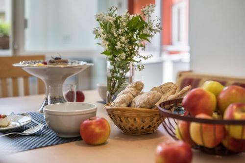 Makanan di atau berdekatan apartmen