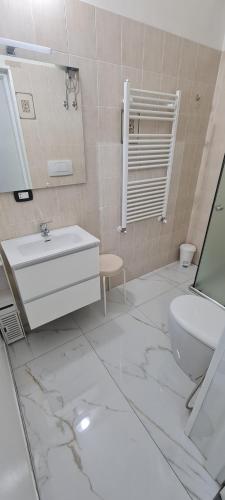 ein weißes Bad mit einem Waschbecken und einem WC in der Unterkunft Aglaia B&B in Gallipoli