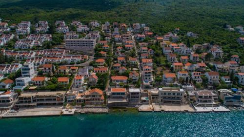 una vista aérea de una ciudad sobre el agua en ARI Apartments, en Krasići