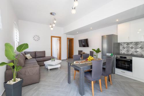 - un salon avec un canapé et une table dans l'établissement Alex Luxury Downtown House, à Naxos Chora