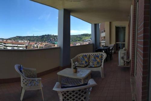 een balkon met stoelen en een tafel en uitzicht bij Casa Mare Parco in Montesilvano