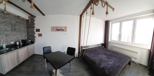 基輔的住宿－VApartments，配有一张床和一张桌子及椅子的房间