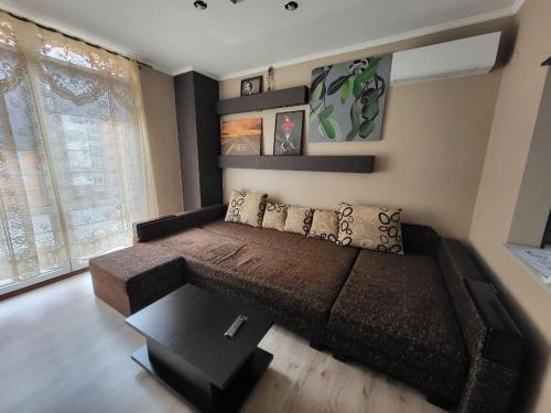 ein Wohnzimmer mit Sofa und Tisch in der Unterkunft 1 кімнатна квартира-студія в новобудові in Czernowitz