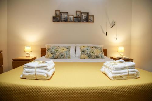 um quarto com uma cama com toalhas em Residenza Le Chianche em Latiano