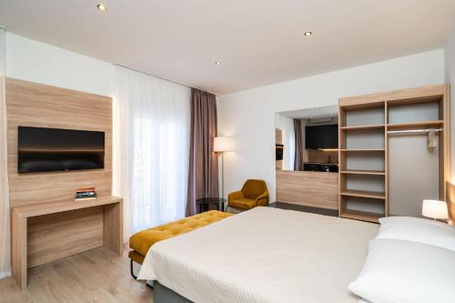 Postel nebo postele na pokoji v ubytování Bacan Serviced Apartments