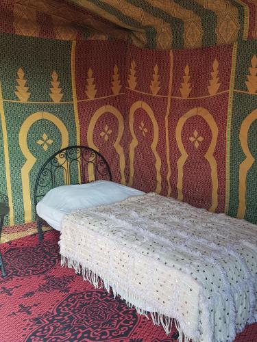Cama o camas de una habitación en Desert Camp in Zagora - Camel ride - Easy & Affordable Stays